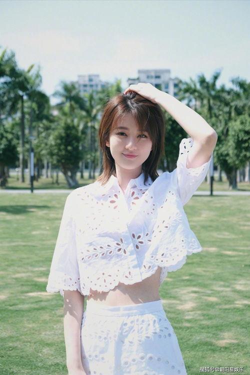 灵儿吃瓜姿势图片,瓜田里的“小仙女”